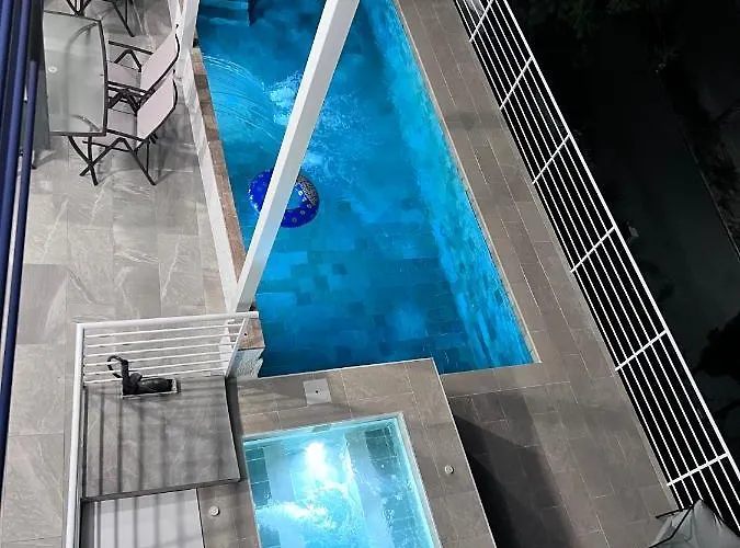 Dream Villa With Heated Swimming Pool, Jacuzzi, Waterfall, Heating Is Extra